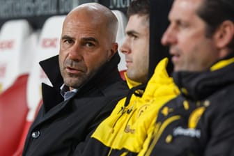BVB-Trainer Peter Bosz (l.) steckt mit seinem Klub in der Krise.