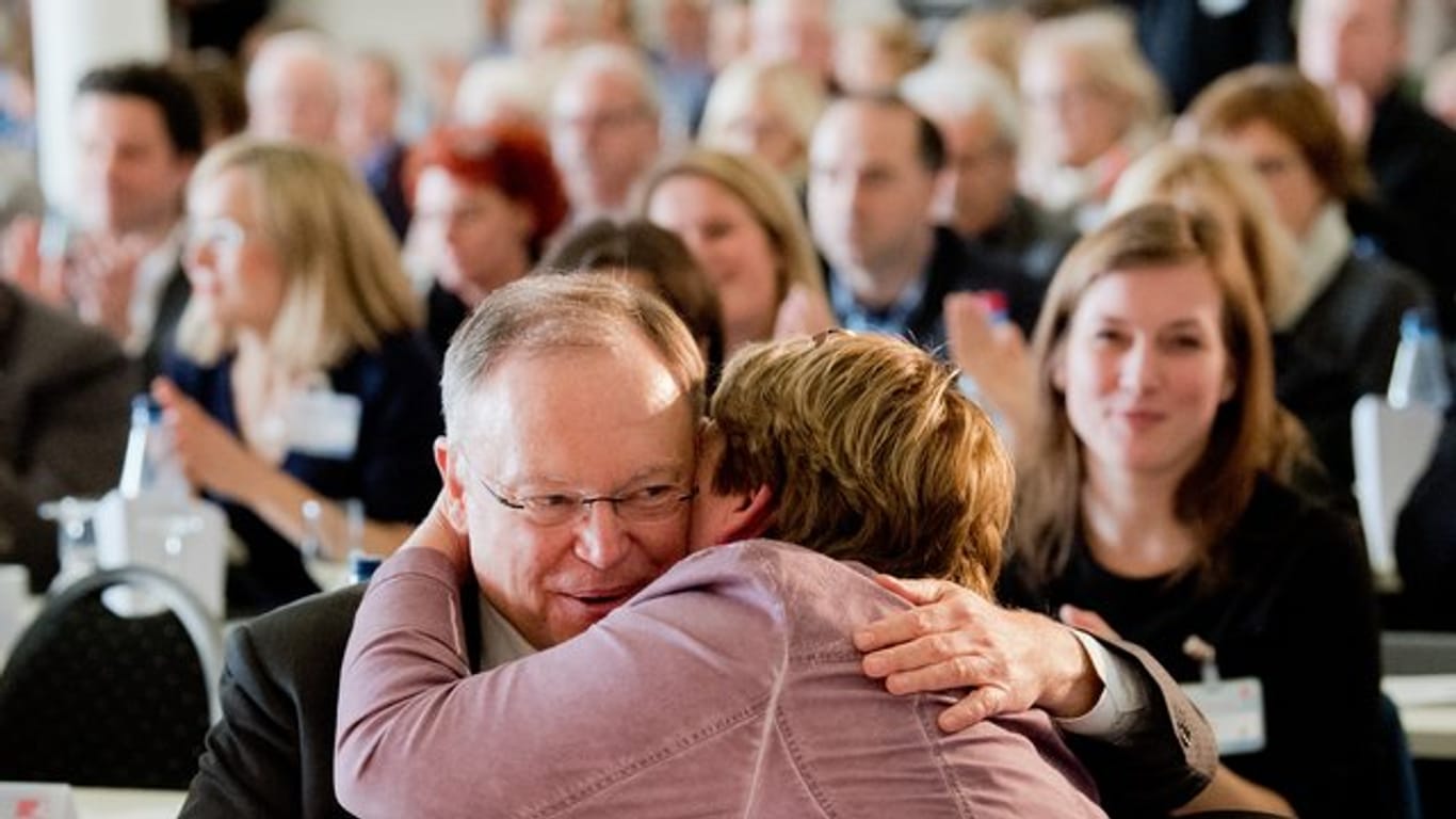 Geschafft: Niedersachsens Ministerpräsident Stephan Weil nimmt beim SPD-Parteitag Glückwünsche entgegen.