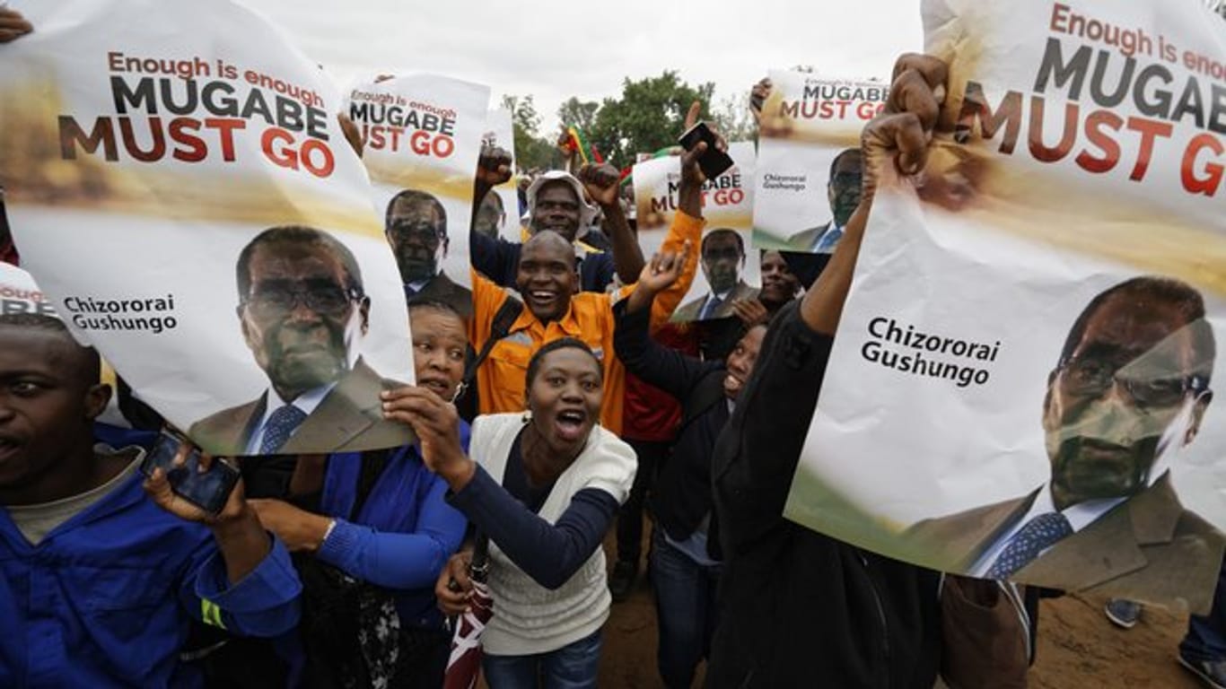 Neue Freiheiten: Demonstranten skandieren Anti-Mugabe-Slogans in Harare.