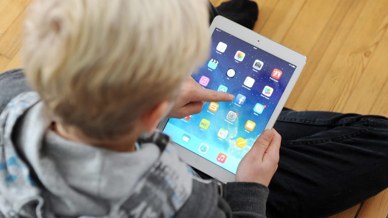 Ein Junge spielt mit einem iPad.