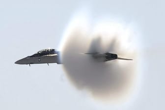 Eine F-18 der US-Armee: Im US-Bundesstaat Washington hat ein Pilot damit ein "Kunstwerk" an den Himmel gemalt.