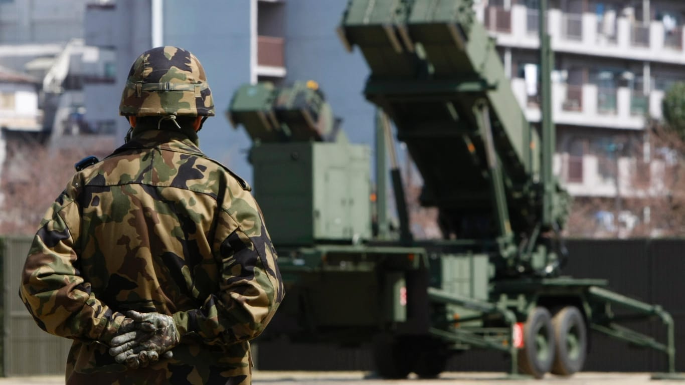 Ein japanischer Soldat steht Wache neben einer Patriot-Einheit: Auch Polen will nun das Raketenabwehrsystem von den USA beziehen.