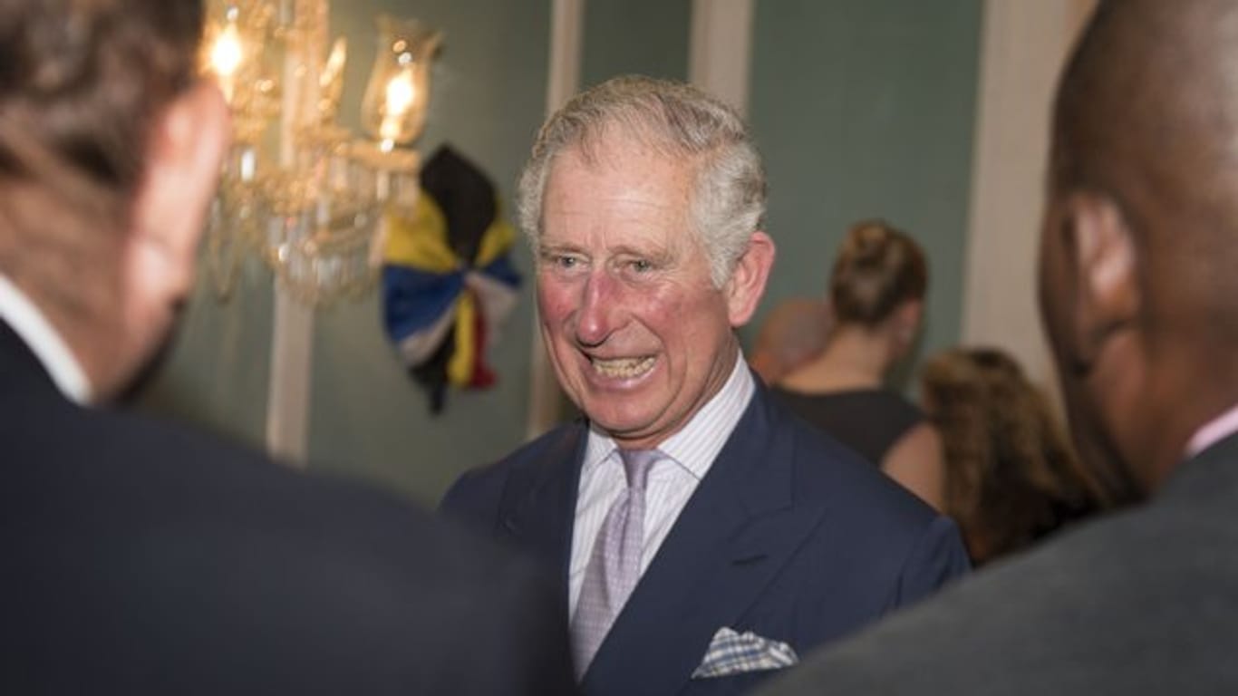 Prinz Charles will sich in der Karibik über die Aufräumarbeiten auf den von Wirbelstürmen schwer beschädigten Inseln informieren.