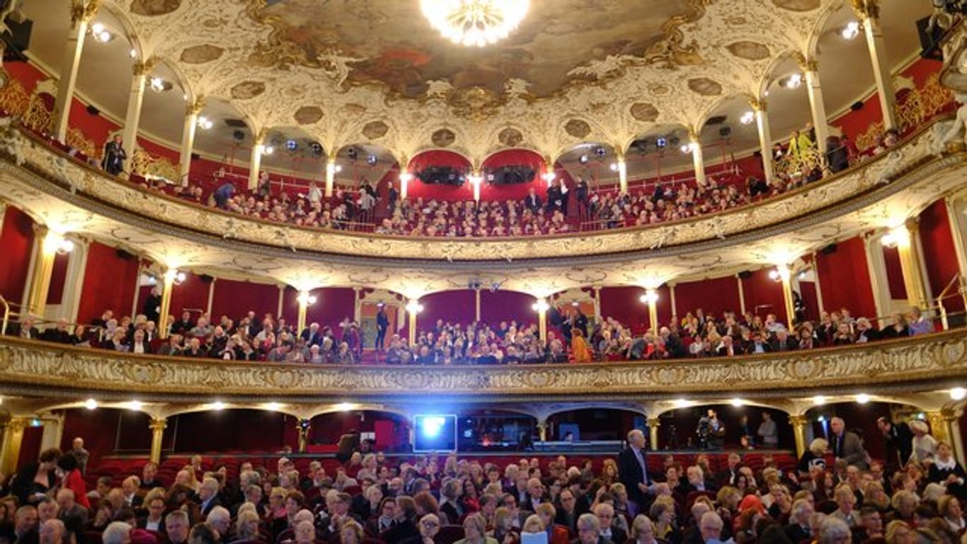 Im Deutschen Schauspielhaus findet die Uraufführung von Heinz Strunks "Der goldene Handschuh" statt.