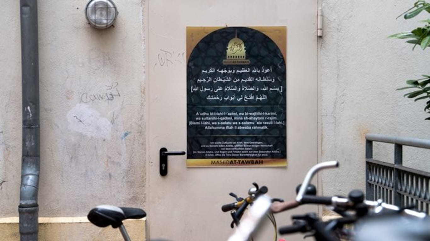Ein Plakat des Moschee-Vereins "Fussilet 33" in Berlin: Hier verkehrte auch der Weihnachtsmarkt-Attentäter Anis Amri.