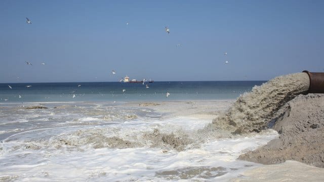 Um Wohngegenden auf Sylt zu schützen, wird seit 1972 Sand aufgespült.