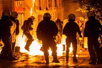 Chaosnacht im Athener Autonomenviertel Exarchia: Ein Molotow-Cocktail explodiert in einer Gruppe von Polizisten.