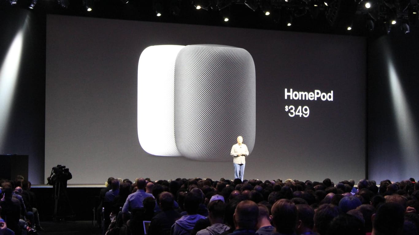 Apple-Chef Tim Cook präsentiert den smarten Lautsprecher HomePod.