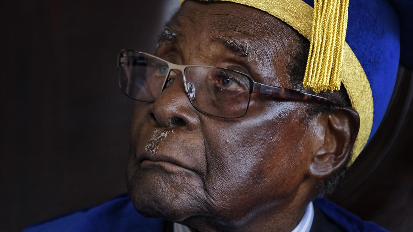 Der entmachtete Präsident von Simbabwe, Robert Mugabe: Das bitterarme Land hofft nun auf eine bessere Zukunft.