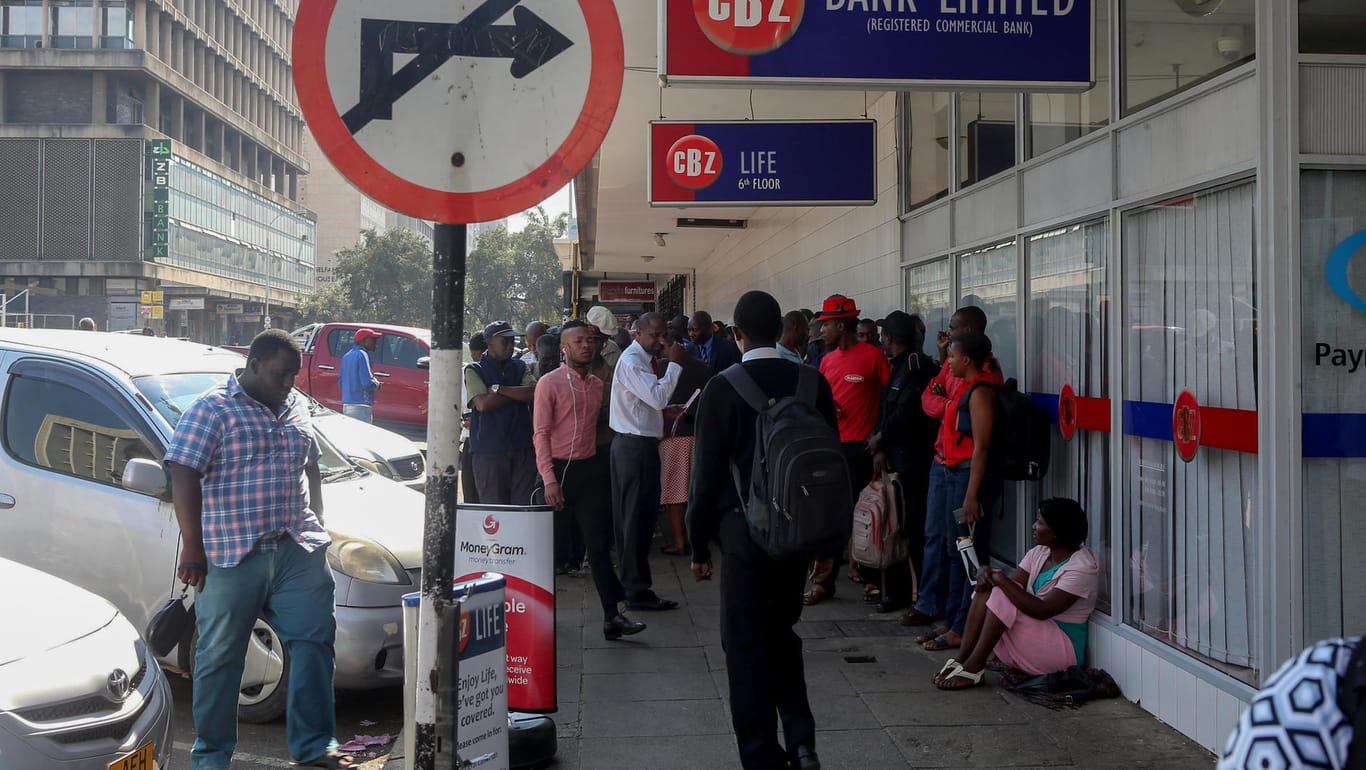 Kontoinhaber warten in Harare vor einer Bankfiliale: Das Bargeld ist in Simbabwe knapp geworden.