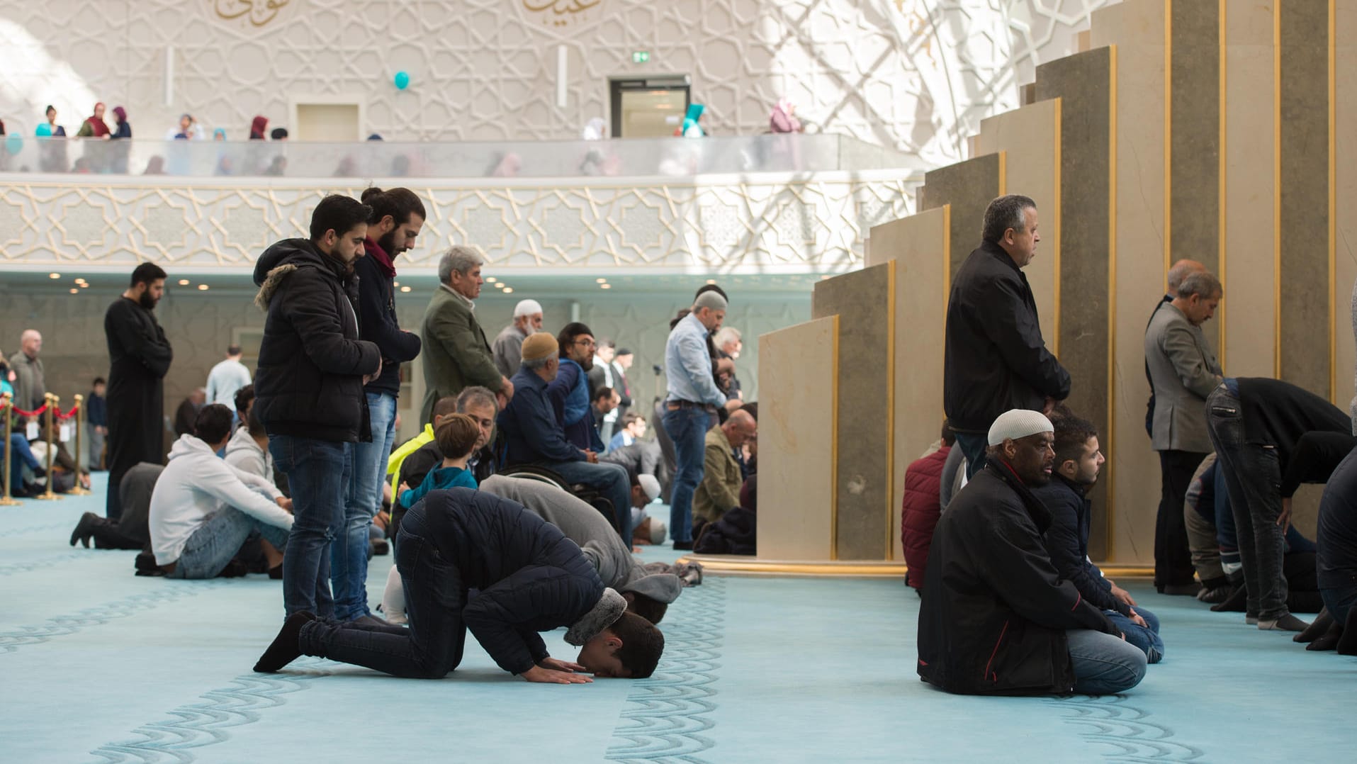 Muslime beten in der der Zentralmoschee in Köln-Ehrenfeld: Einige Moscheen in Nordrhein-Westfalen sind im Visier des Verfassungsschutzes.