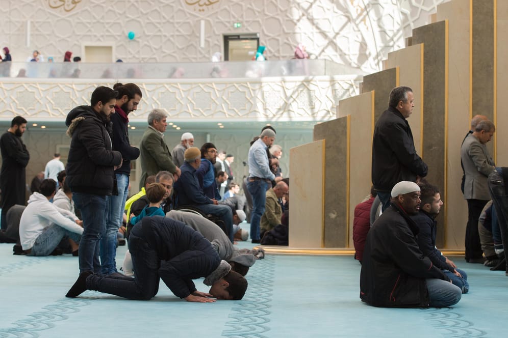 Muslime beten in der der Zentralmoschee in Köln-Ehrenfeld: Einige Moscheen in Nordrhein-Westfalen sind im Visier des Verfassungsschutzes.