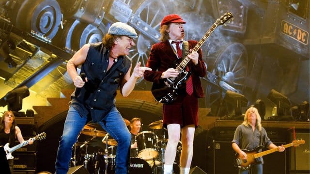 AC/DC auf der Bühne: Sänger Brian Johnson (M.