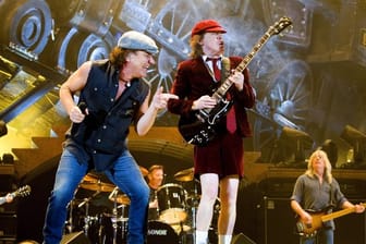 AC/DC auf der Bühne: Sänger Brian Johnson (M.