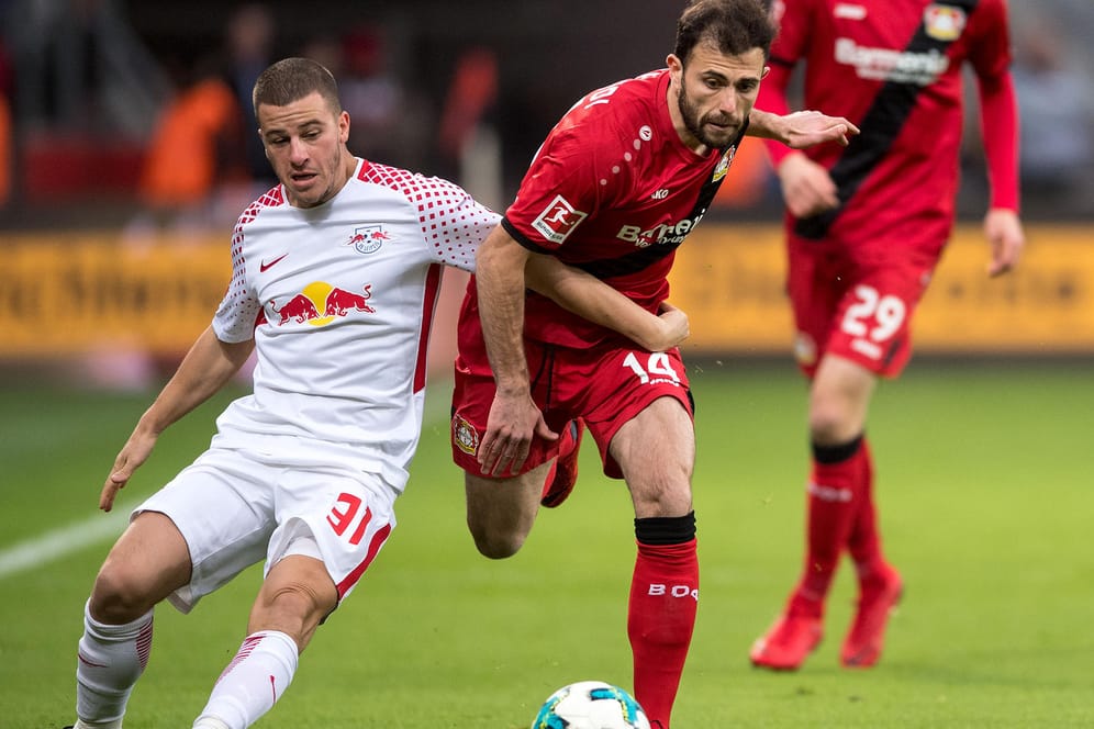 Leverkusens Admir Mehmedi (r) und Leipzigs Diego Demme kämpfen um den Ball.