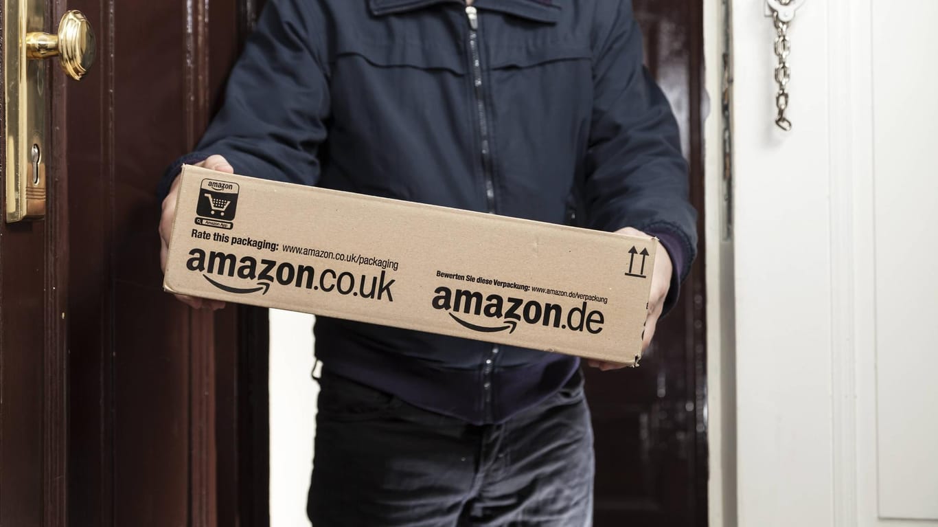 Postbote liefert Amazon-Paket