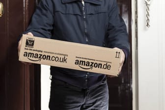 Postbote liefert Amazon-Paket