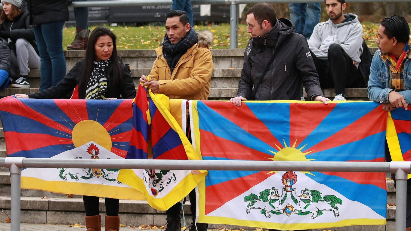 Sorgten für Unruhe: Tibet-Aktivisten beim Spiel der China-Auswahl.