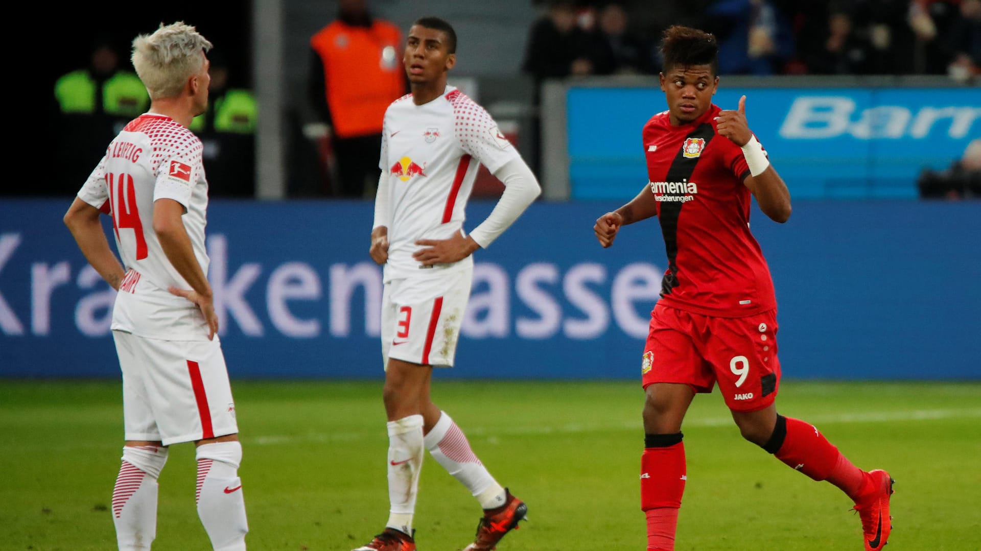 Leon Bailey und Bayer Leverkusen (rechts) trotzten RB Leipzig einen Punkt ab. Leon Bailey und Bayer Leverkusen (rechts) trotzten RB Leipzig einen Punkt ab.