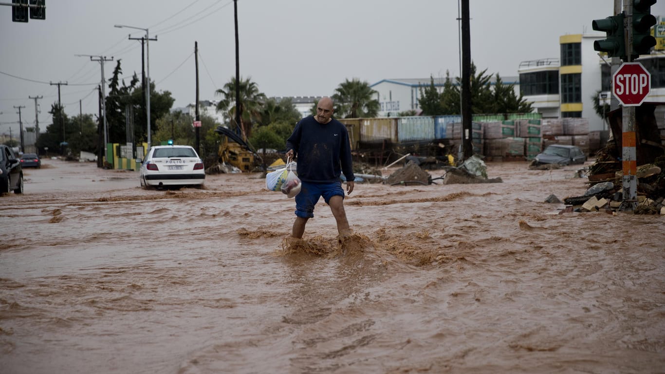 Schwere Regenfälle haben erhebliche Schäden entlang der Küste im Westen der griechischen Hauptstadt Athen angerichtet und mehrere Menschenleben gefordert.