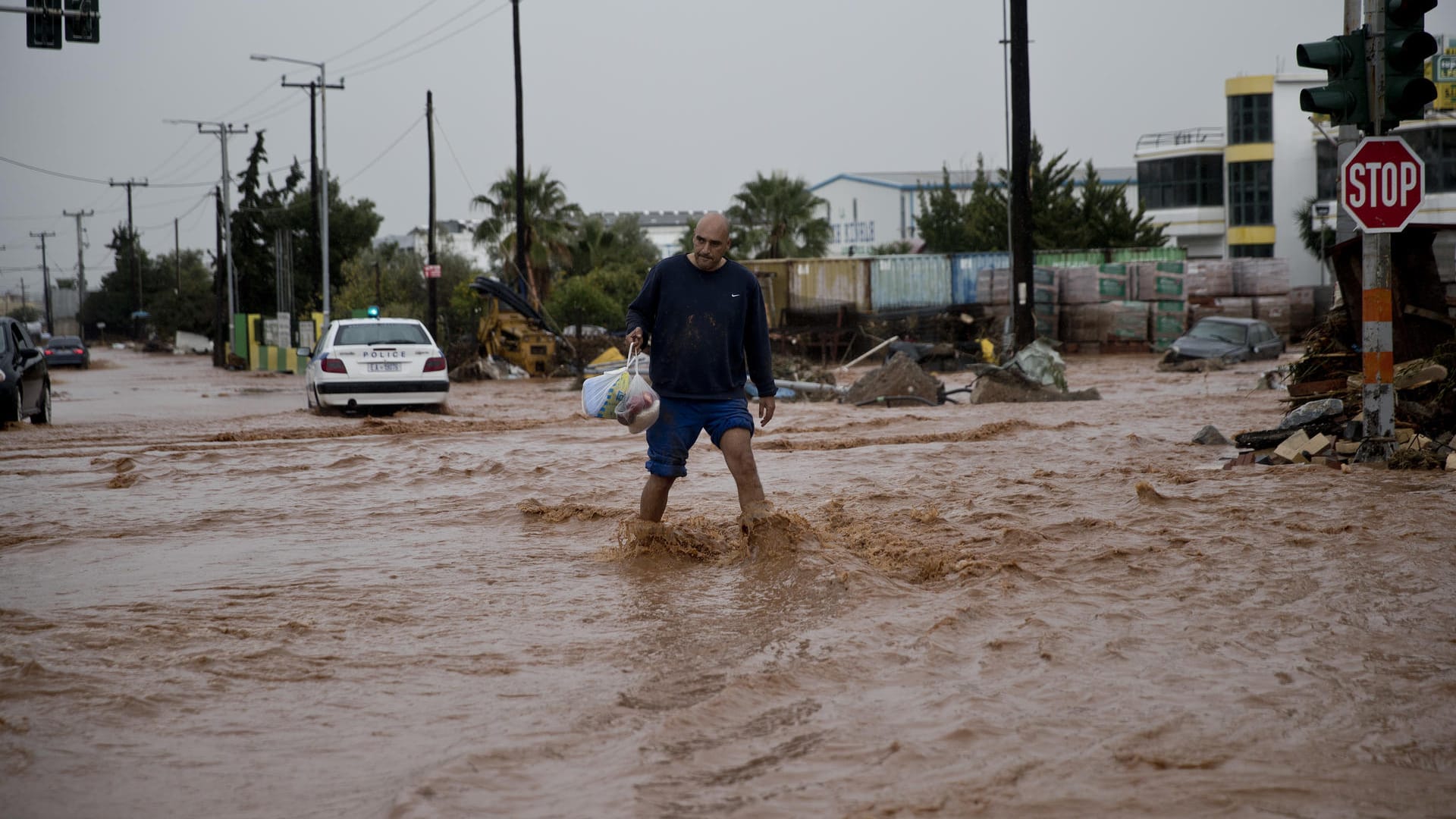 Schwere Regenfälle haben erhebliche Schäden entlang der Küste im Westen der griechischen Hauptstadt Athen angerichtet und mehrere Menschenleben gefordert. Schwere Regenfälle haben erhebliche Schäden entlang der Küste im Westen der griechischen Hauptstadt Athen angerichtet und mehrere Menschenleben gefordert.