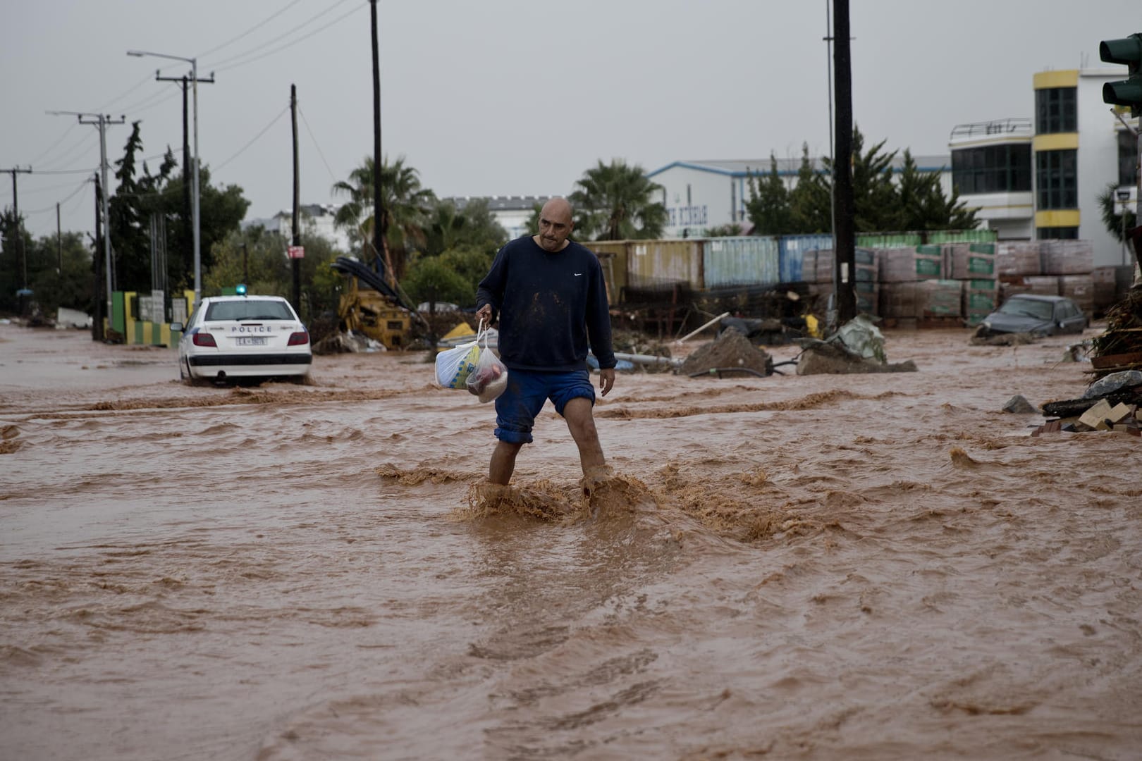 Schwere Regenfälle haben erhebliche Schäden entlang der Küste im Westen der griechischen Hauptstadt Athen angerichtet und mehrere Menschenleben gefordert.