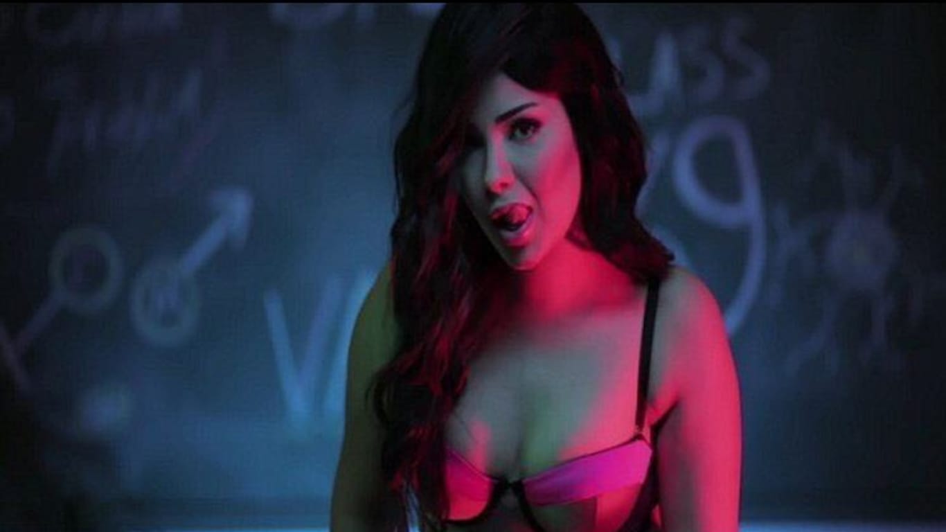 In dem kritisierten Video zeigte sich die Sängerin Shyma leicht bekleidet und deutete sexuelle Handlungen an.
