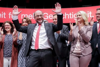 Im Kreise seiner Vorstandsmitglieder: SPD-Chef Martin Schulz beim Wahlparteitag seiner Partei im Juni in Dortmund.