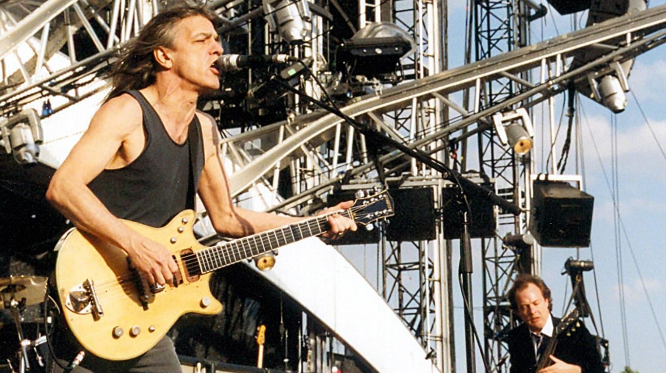 Der Gitarrist und AC/DC-Mitbegründer Malcolm Young bei einem Konzert in Leipzig im Jahr 2003.