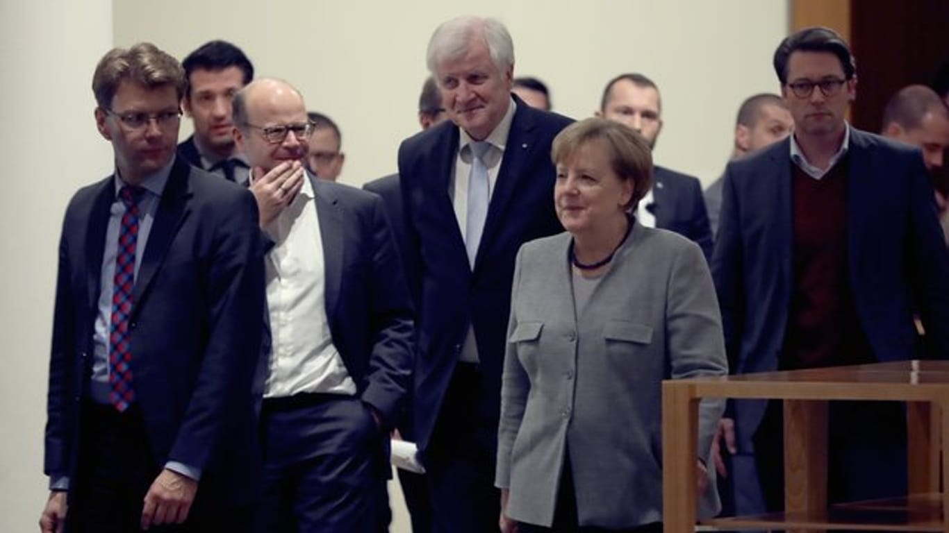 Die Verhandlungsdelegation von CDU/CSU mit Bundeskanzlerin Merkel und dem bayerischen Ministerpräsidenten Seehofer in Berlin.