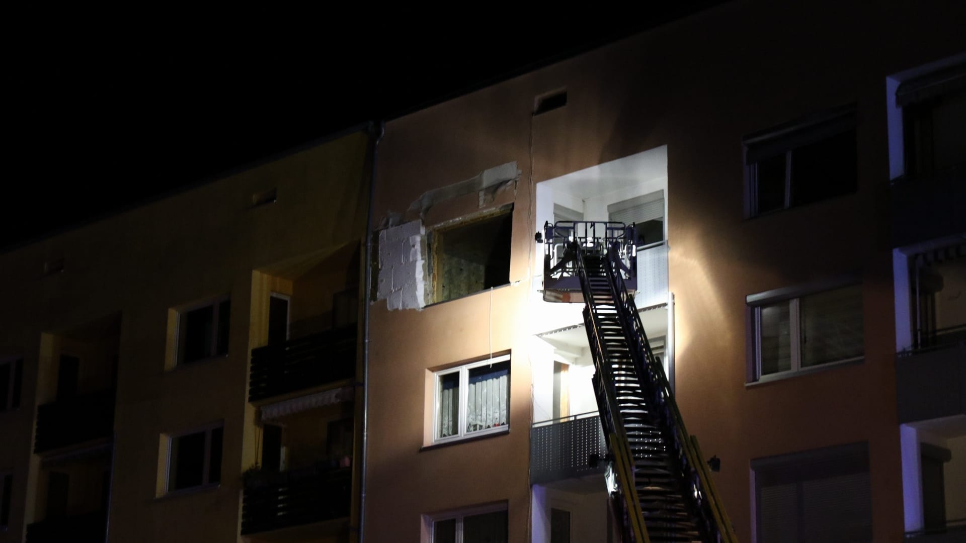 Im niedersächsischen Salzgitter arbeiten Feuerwehrleute an einem vierstöckigen Wohnblock: Bei einer Explosion sind zuvor vier Menschen verletzt worden. Im niedersächsischen Salzgitter arbeiten Feuerwehrleute an einem vierstöckigen Wohnblock: Bei einer Explosion sind zuvor vier Menschen verletzt worden.