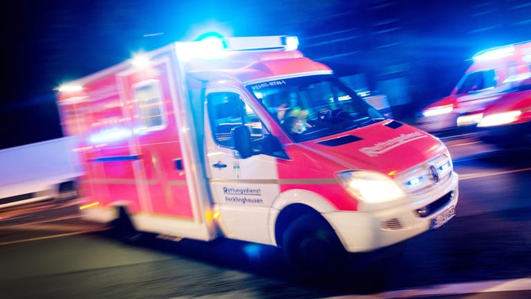 Ein Rettungswagen auf dem Weg zum Einsatz: Eine junge Frau Zirkusartistin ist nach einem schweren Sturz ins Krankenhaus gebracht worden.
