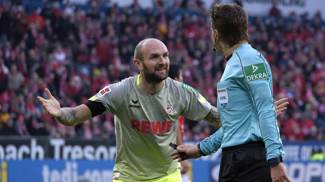 Kölns Konstantin Rausch kann die Entscheidung von Schiedsrichter Felix Brych nicht fassen.