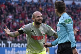 Kölns Konstantin Rausch kann die Entscheidung von Schiedsrichter Felix Brych nicht fassen.