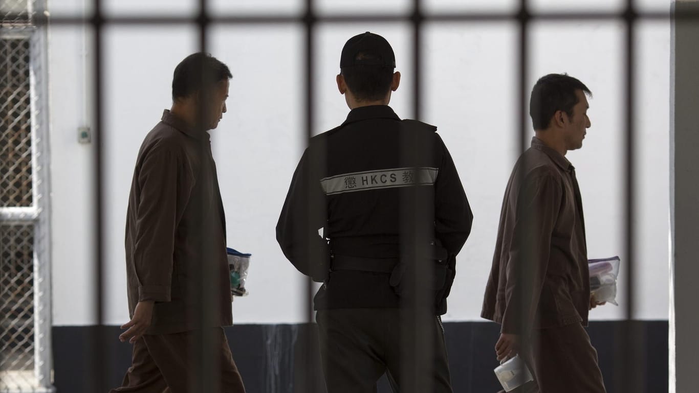 Insassen und ein Aufseher in einem Gefängnis in Hongkong.