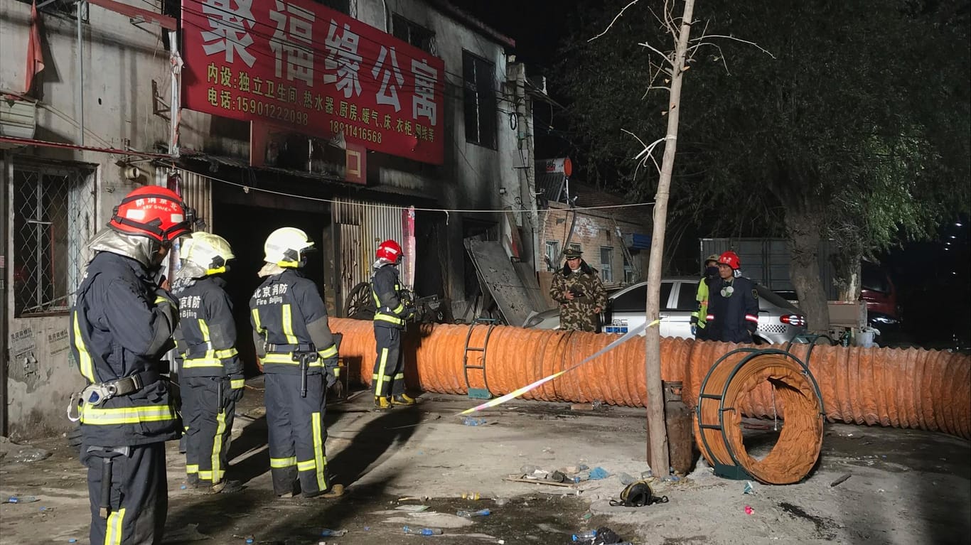 Der Brand sei am Samstagabend in einem Gebäude im südlichen Außenbezirk Daxing ausgebrochen und nach drei Stunden von Feuerwehrleuten gelöscht worden.