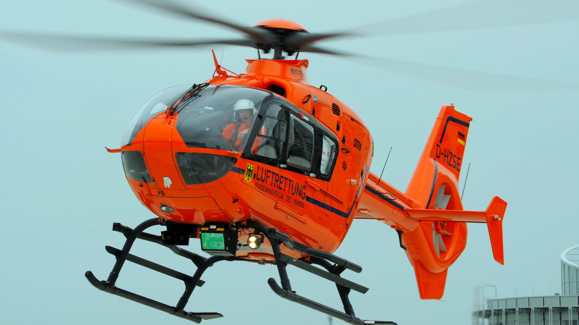 Ein Rettungshubschrauber brachte die Frau rechtzeitig ins Krankenhaus. Ein Rettungshubschrauber brachte die Frau rechtzeitig ins Krankenhaus.