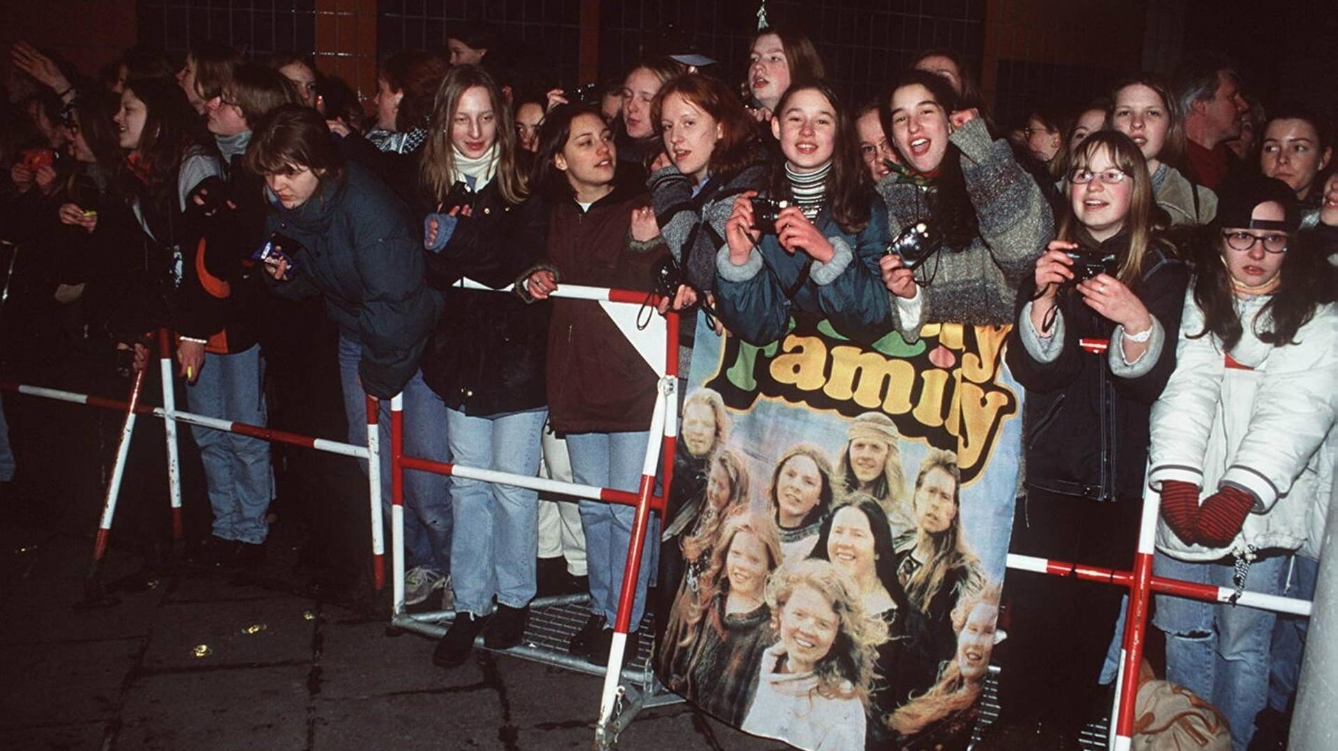 Vor den Konzerten der Kelly Family harrten die Fans, egal bei welchem Wetter, Stunden vor der Halle aus, um einen Platz in der ersten Reihe zu bekommen.