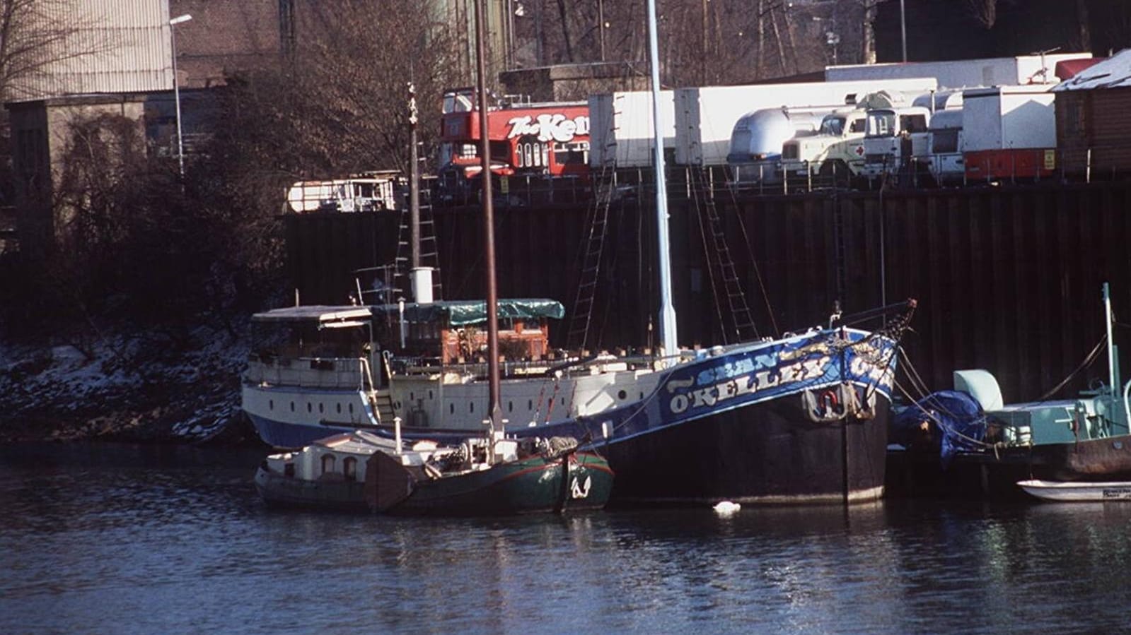 Auf diesem Hausboot lebte die Familie sieben Jahre lang.