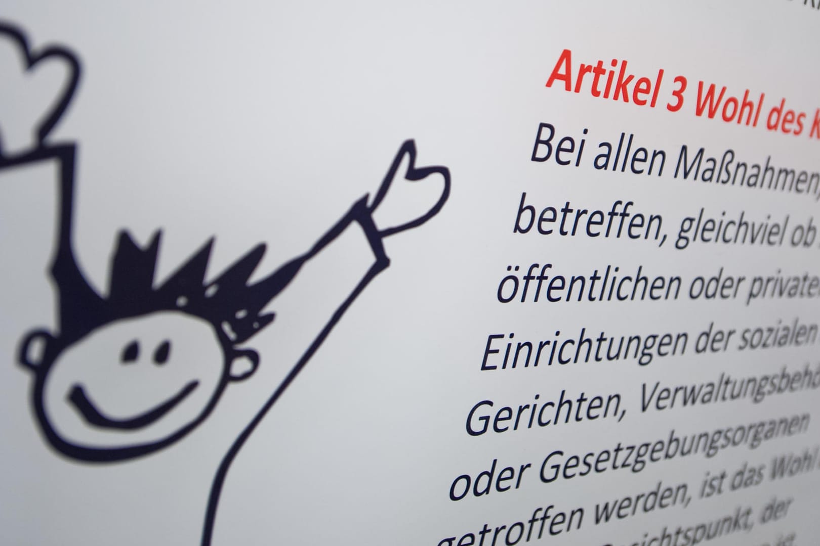 Ein Plakat mit dem Artikel 3 der UN-Kinderrechtskonvention hängt am in Lüneburg in der Klinik für Kinder- und Jugendpsychiatrie.