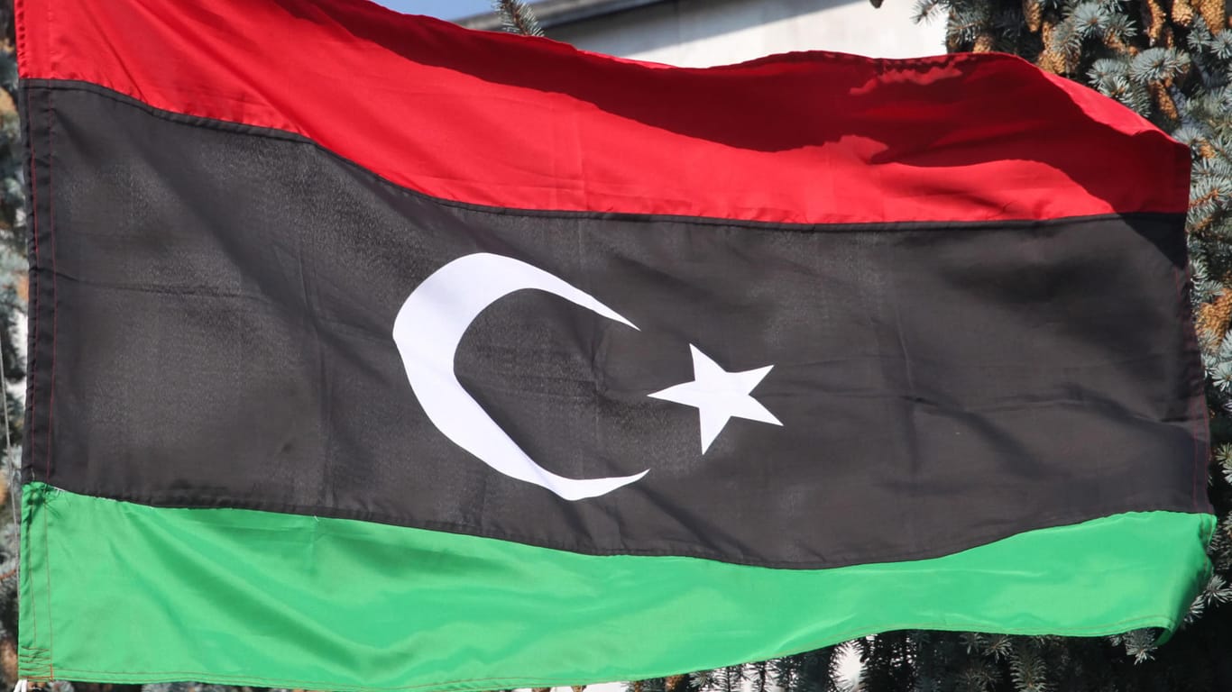 Die neue Libysche Flagge weht vor der libyschen Botschaft. (Symbolfoto)