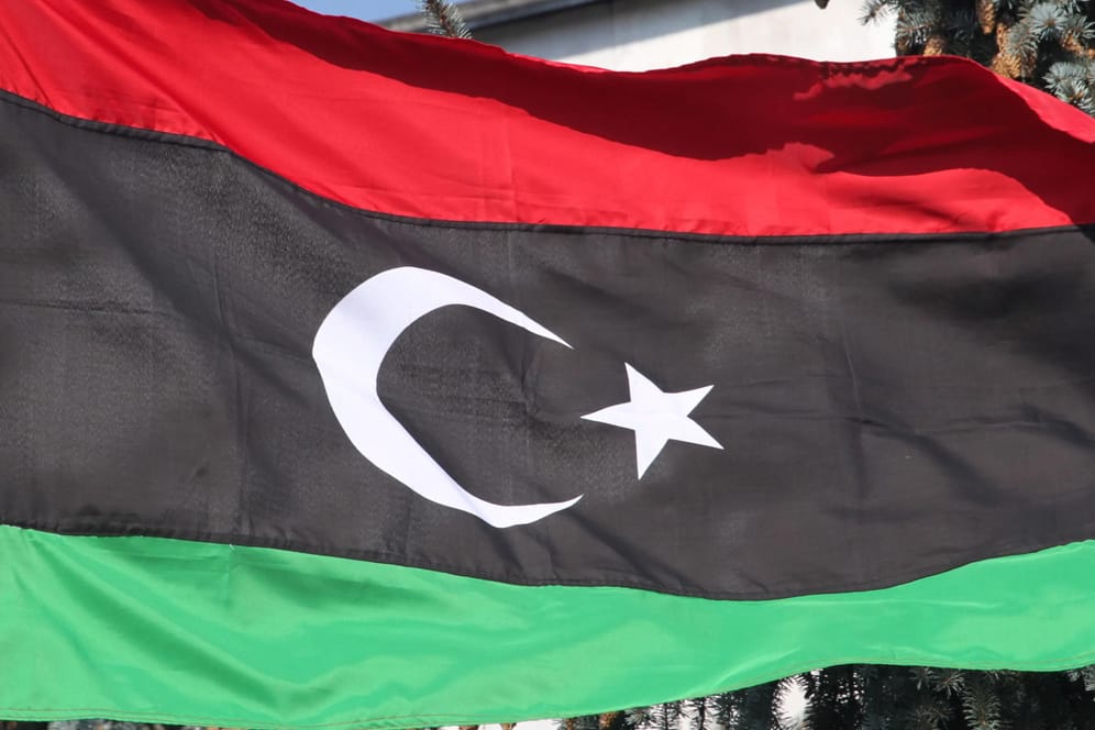 Die neue Libysche Flagge weht vor der libyschen Botschaft. (Symbolfoto)