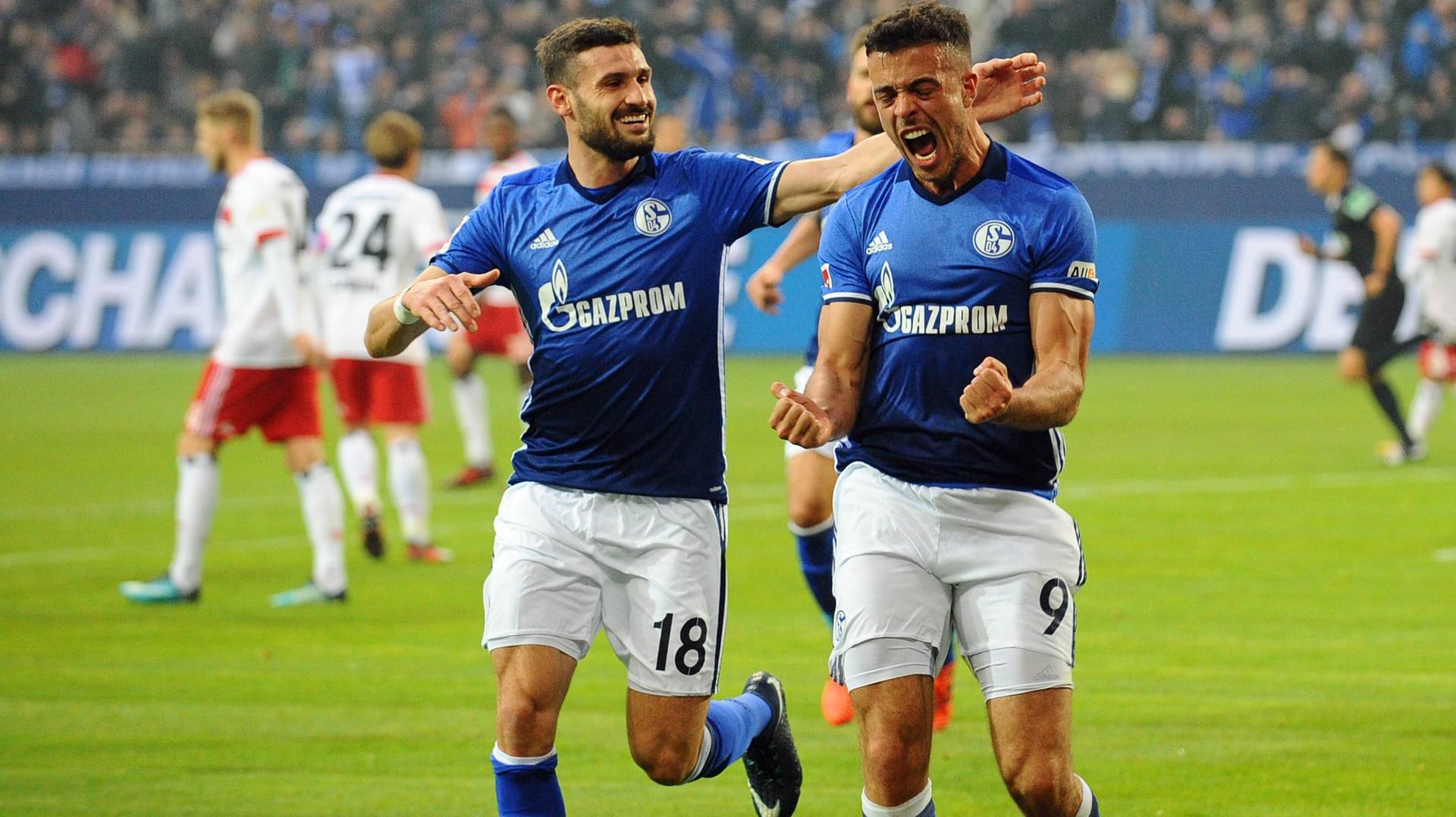 Torschütze Di Santo (r.) und Caliguiri jubeln über die Schalker Führung. Torschütze Di Santo (r.) und Caliguiri jubeln über die Schalker Führung.