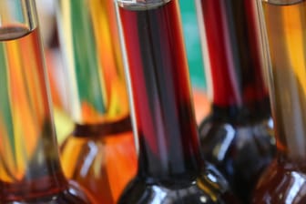 Flaschen mit verschiedenen Likören (Symbolfoto)