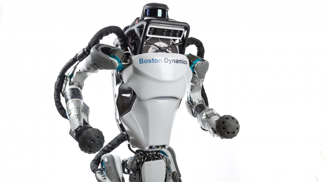 Der Roboter Atlas von Boston Dynamics vor weißem Hintergrund