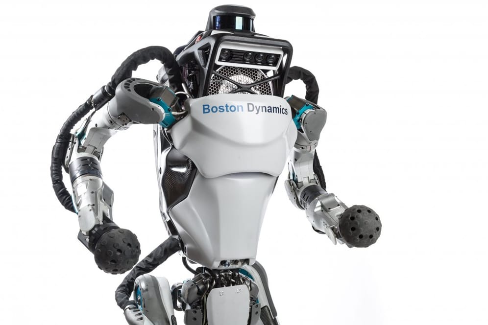 Der Roboter Atlas von Boston Dynamics vor weißem Hintergrund