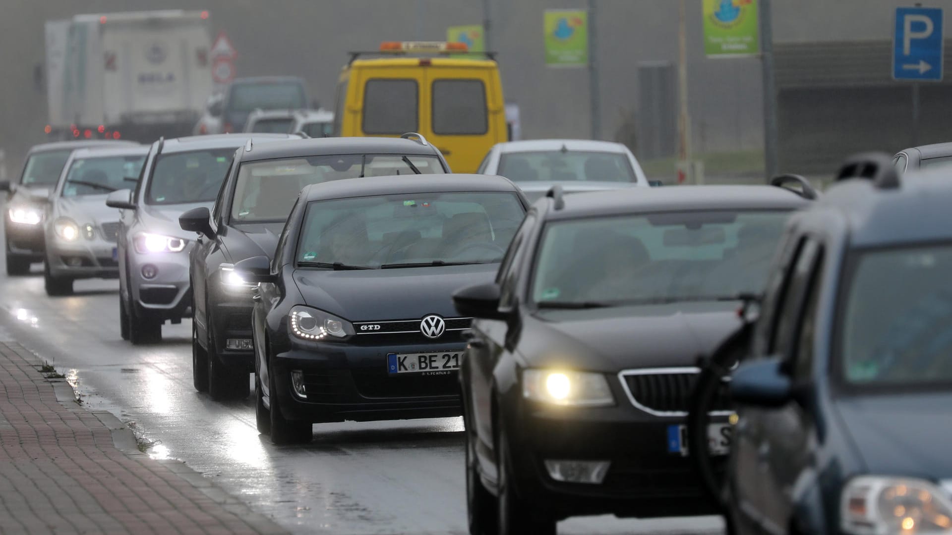 Auf der A1 kam es aufgrund eines Hagelschauers zu einer Unfallserie mit 12 Verletzten. Auf der A1 kam es aufgrund eines Hagelschauers zu einer Unfallserie mit 12 Verletzten.