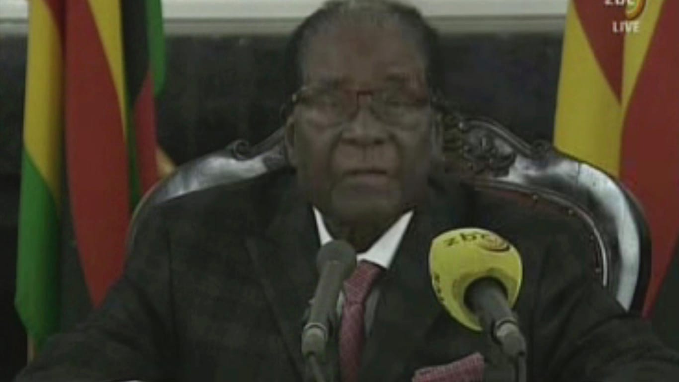 Robert Mugabe am Sonntag im Staatsfernsehen: Entgegen den Erwartungen will der 93-Jährige Staatspräsident in Simbabwe bleiben.