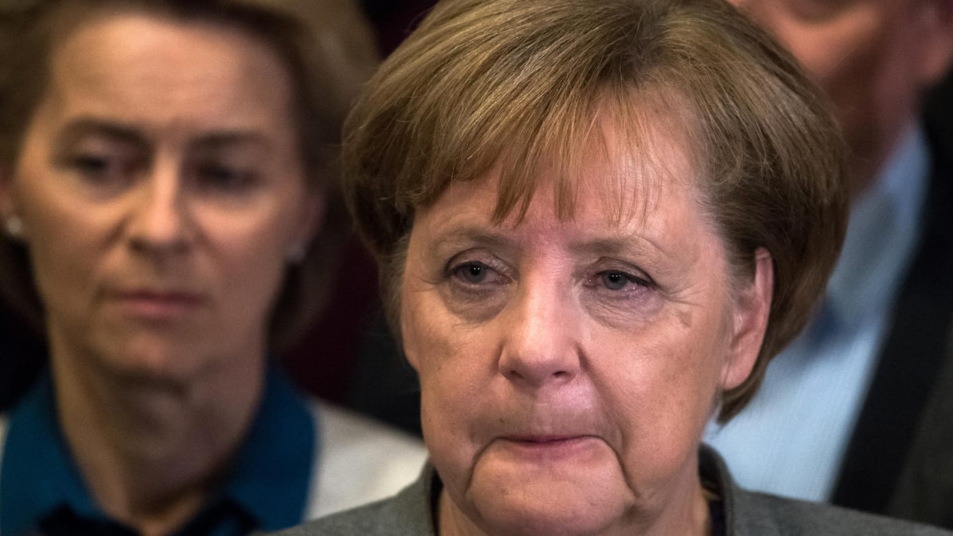 Merkel und von der Leyen (links): Für Neuwahlen müsste die Kanzlerin dreimal im Bundestag scheitern.