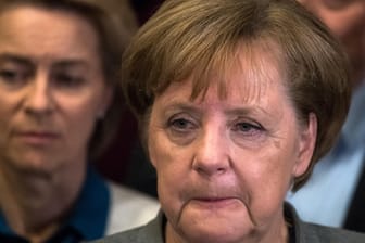 Merkel und von der Leyen (links): Für Neuwahlen müsste die Kanzlerin dreimal im Bundestag scheitern.